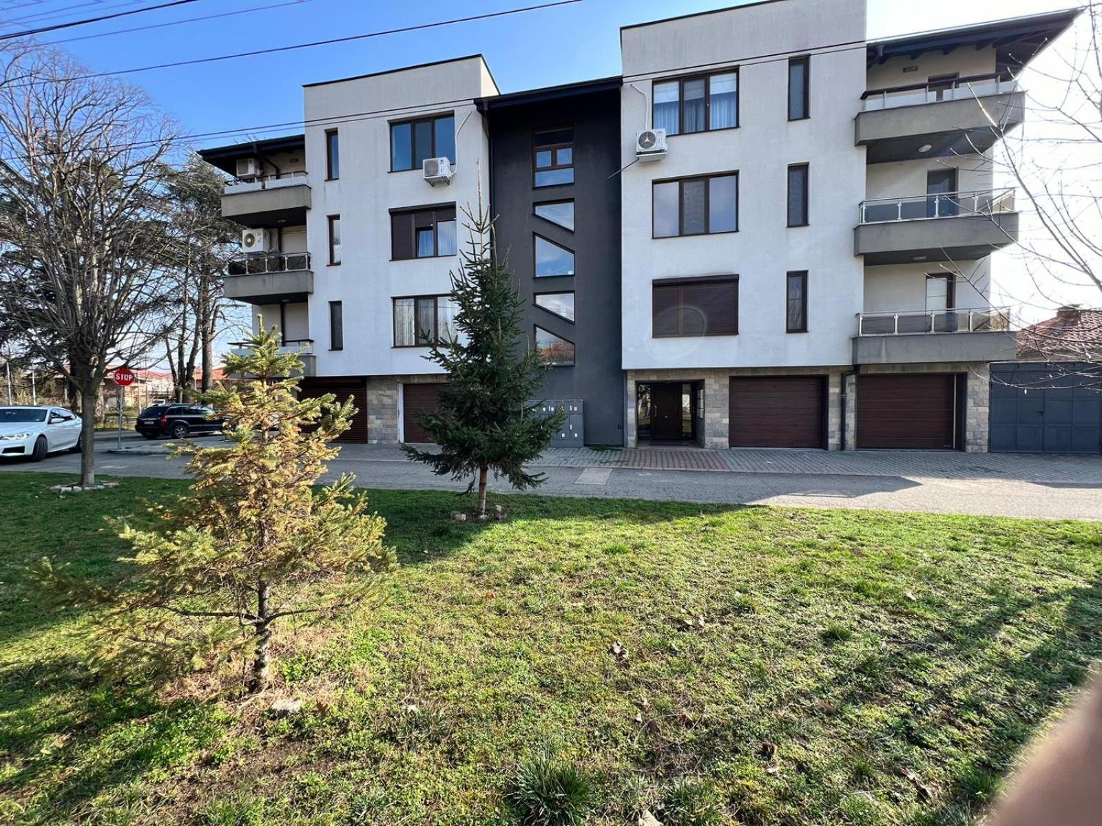 Kazanlak Large Guest House Apartment Near The Center With Full Kitchen & Dining Room, King Beds, Garden Patio, Free Parking & Self Check-In Esterno foto