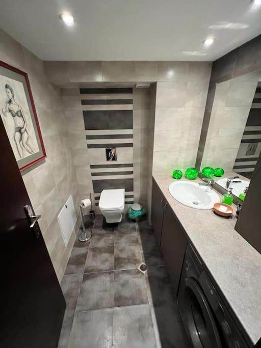 Kazanlak Large Guest House Apartment Near The Center With Full Kitchen & Dining Room, King Beds, Garden Patio, Free Parking & Self Check-In Esterno foto