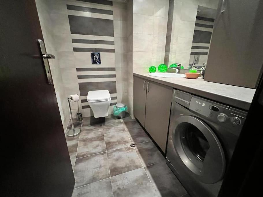 Kazanlak Large Guest House Apartment Near The Center With Full Kitchen & Dining Room, King Beds, Garden Patio, Free Parking & Self Check-In Esterno foto