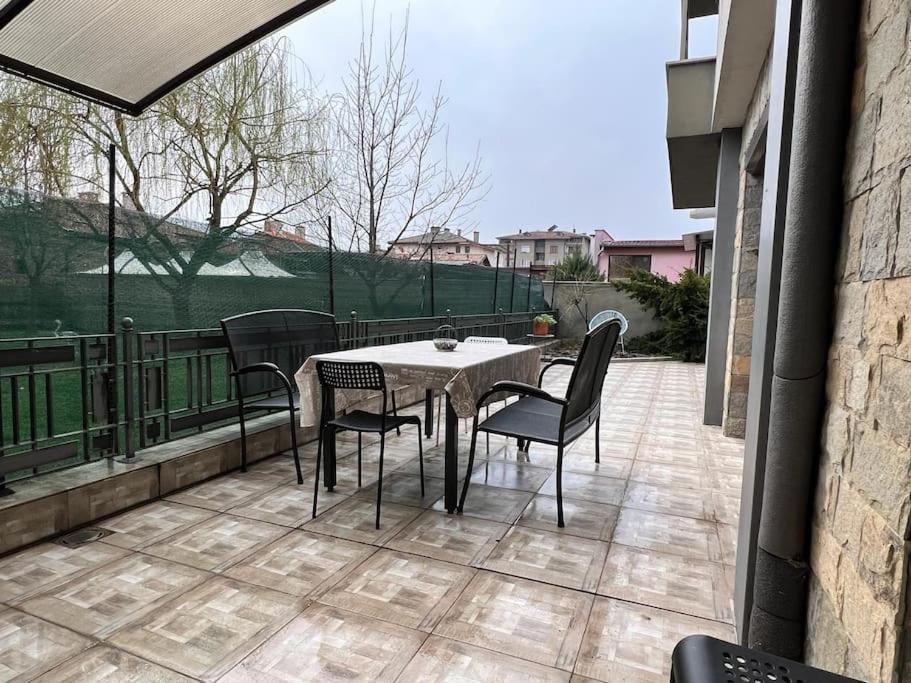 Kazanlak Large Guest House Apartment Near The Center With Full Kitchen & Dining Room, King Beds, Garden Patio, Free Parking & Self Check-In Esterno foto