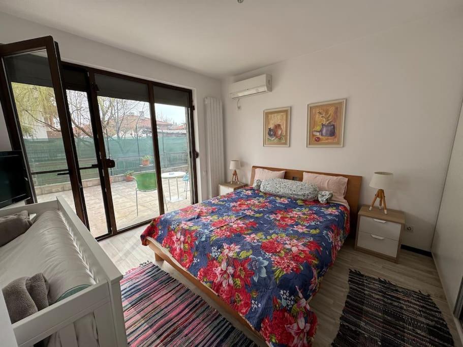 Kazanlak Large Guest House Apartment Near The Center With Full Kitchen & Dining Room, King Beds, Garden Patio, Free Parking & Self Check-In Esterno foto