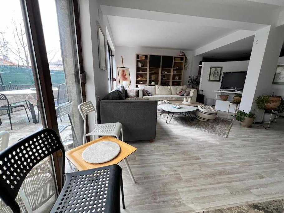 Kazanlak Large Guest House Apartment Near The Center With Full Kitchen & Dining Room, King Beds, Garden Patio, Free Parking & Self Check-In Esterno foto